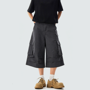 Street-style loose-fitting shorts with multiple pockets
